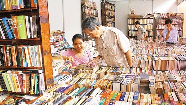 Thú chơi sách cũng lắm công phu. Ảnh: Minh Lê