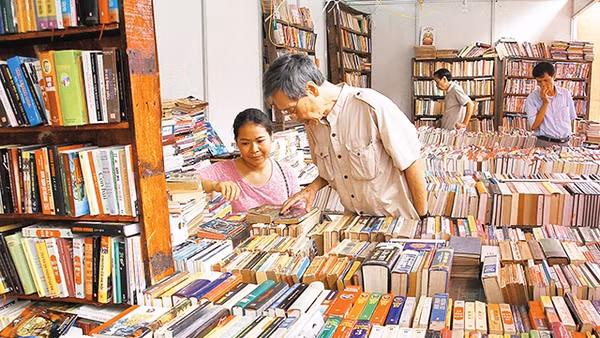 Thú chơi sách cũng lắm công phu. Ảnh: Minh Lê