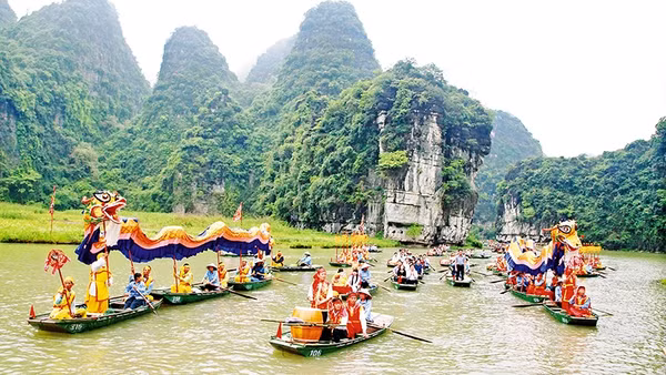 Người dân miền di sản Tràng An (Ninh Bình) tưng bừng tổ chức lễ hội đầu xuân.