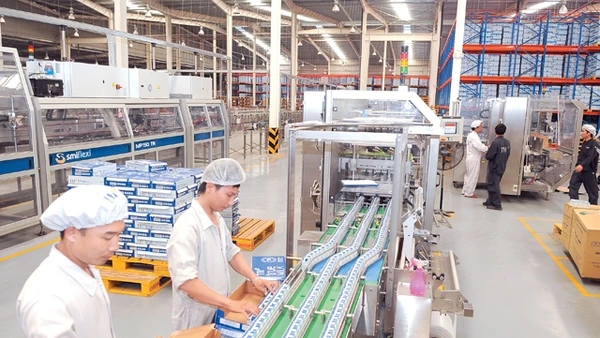 Dây chuyền sản xuất sữa tươi tiệt trùng tại Nhà máy sữa TH True milk (Nghệ An).                         Ảnh: NGUYỄN ÐĂNG