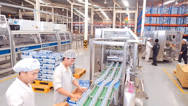 Dây chuyền sản xuất sữa tươi tiệt trùng tại Nhà máy sữa TH True milk (Nghệ An).                         Ảnh: NGUYỄN ÐĂNG