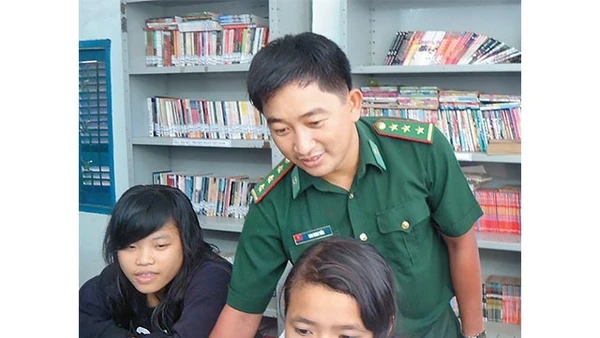 Anh Bao Minh Tiến, Bộ đội Biên phòng TP Hồ Chí Minh, thường xuyên mở lớp dạy vi tính miễn phí cho người nghèo (ảnh trên). Ảnh: Vũ Minh