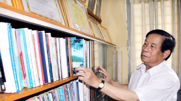 DS Nguyễn Thọ Biên với những tài liệu quý về cây thuốc.