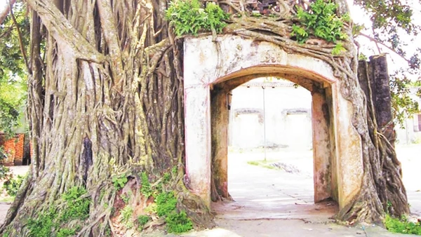 Cổng làng cổ ở Yên Cốc (Hà Nội).