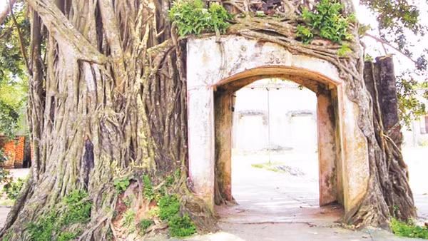 Cổng làng cổ ở Yên Cốc (Hà Nội).