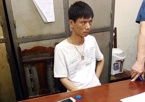 Tú "khỉ" cùng tang vật sau khi bị bắt.