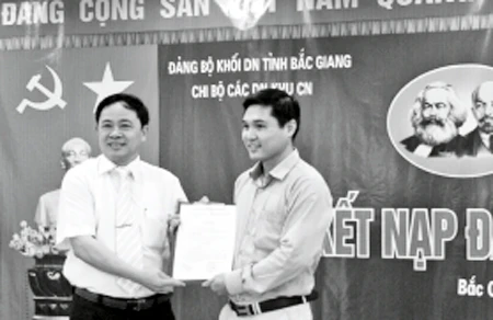 "Muốn làm việc được với doanh nghiệp, mình phải hiểu, chia sẻ ùng họ" - Đồng chí Nguyễn Xuân Vượng (trái) luôn tâm niệm.