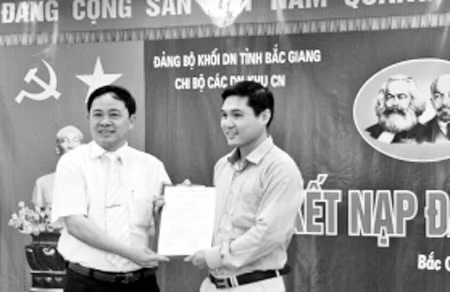 "Muốn làm việc được với doanh nghiệp, mình phải hiểu, chia sẻ ùng họ" - Đồng chí Nguyễn Xuân Vượng (trái) luôn tâm niệm.