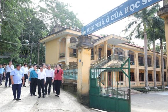 Thứ trưởng Lê Tấn Dũng dẫn đầu Đoàn công tác của Bộ Giáo dục và Đào tạo thăm Trường phổ thông dân tộc nội trú trung học cơ sở và trung học phổ thông Chiêm Hóa (Tuyên Quang) ngày 17/10. (Ảnh: TRẦN HIỆP)