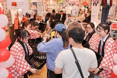 Tinh thần hiếu khách và tận tâm giúp UNIQLO chạm đến trái tim của khách hàng.