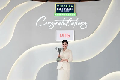 Bà Trần Xuân Ngọc Thảo, Giám đốc Nhân sự và Truyền thông VNG tại tại lễ trao giải do Anphabe tổ chức.