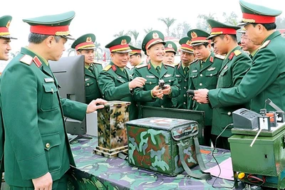 Thủ trưởng Bộ Tư lệnh Quân khu 3 tham quan mô hình huấn luyện tại Lễ ra quân huấn luyện cơ quan Quân khu năm 2025. (Ảnh ĐỨC VIỆT)