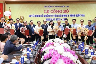 Bộ trưởng Y tế Đào Hồng Lan trao quyết định bổ nhiệm cho các Ủy viên Hội đồng Y khoa quốc gia.