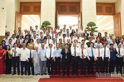 Thủ tướng Chính phủ Phạm Minh Chính và lãnh đạo, nguyên lãnh đạo các cơ quan thông tấn báo chí, các nhà báo lão thành tham dự buổi gặp mặt. (Ảnh: Trần Hải)