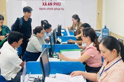Cán bộ, viên chức xã An Phú hướng dẫn thủ tục hành chính cho người dân vùng biển Quảng Ngãi. (Ảnh ĐÔNG HUYỀN)