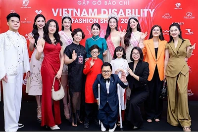 Các đại biểu, diễn giả và người mẫu tham gia chương trình.