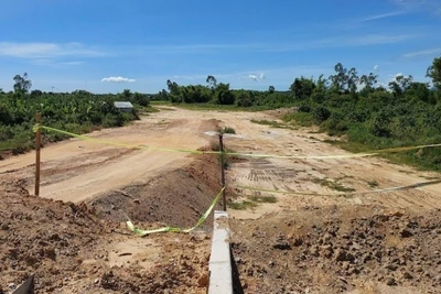 Hiện trạng chưa khớp nối đường dẫn lên cầu Quảng Đà. (Ảnh: ANH ĐÀO)