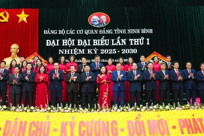 Các đồng chí Thường trực Tỉnh ủy chúc mừng Ban Chấp hành Đảng bộ các cơ quan Đảng tỉnh Ninh Bình nhiệm kỳ 2025-2030.