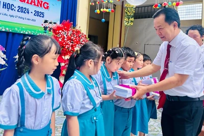 Thầy Trần Văn Sơn, Hiệu trưởng Trường Tiểu học Kim Đồng (thành phố Bạc Liêu) trao phần thưởng các em học sinh xuất sắc, năm học 2024-2025. (Ảnh: TRỌNG DUY)