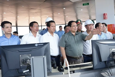 Thủ tướng Phạm Minh Chính kiểm tra, thị sát Tháp không lưu Cảng Hàng không quốc tế Long Thành trước thời điểm khánh thành.