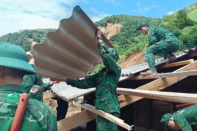 Mỗi ngày, cán bộ, chiến sĩ các đơn vị chia thành nhiều nhóm giúp từng gia đình bị ảnh hưởng nhà cửa thu dọn đồ đạc, di chuyển người đến nơi an toàn. (Ảnh: ANH DŨNG)