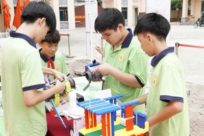 Học sinh Trường trung học cơ sở Hoàng Văn Thụ, phường Lương Văn Tri, tỉnh Lạng Sơn say mê nghiên cứu mô hình rô-bốt.