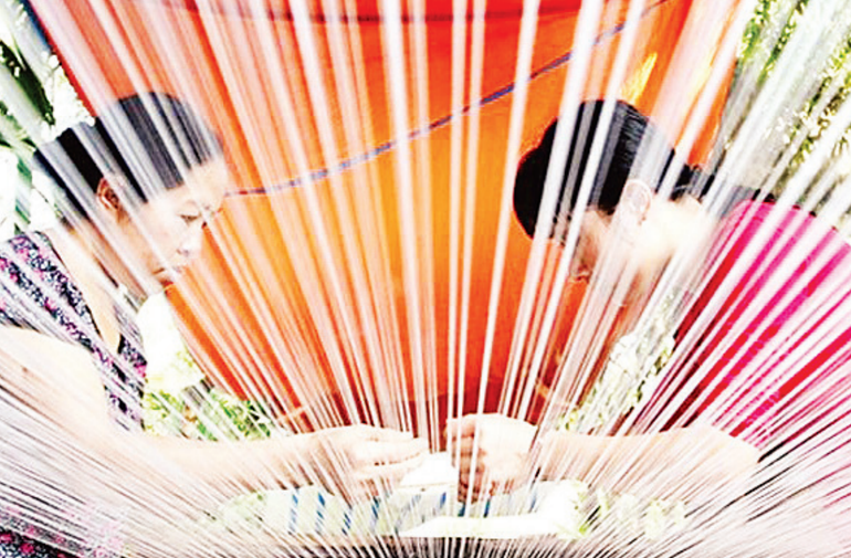 Lụa Nha Xá được dệt từ sự kỳ công, tỉ mỉ của những người thợ. 2025-08-12-20h31-21.png