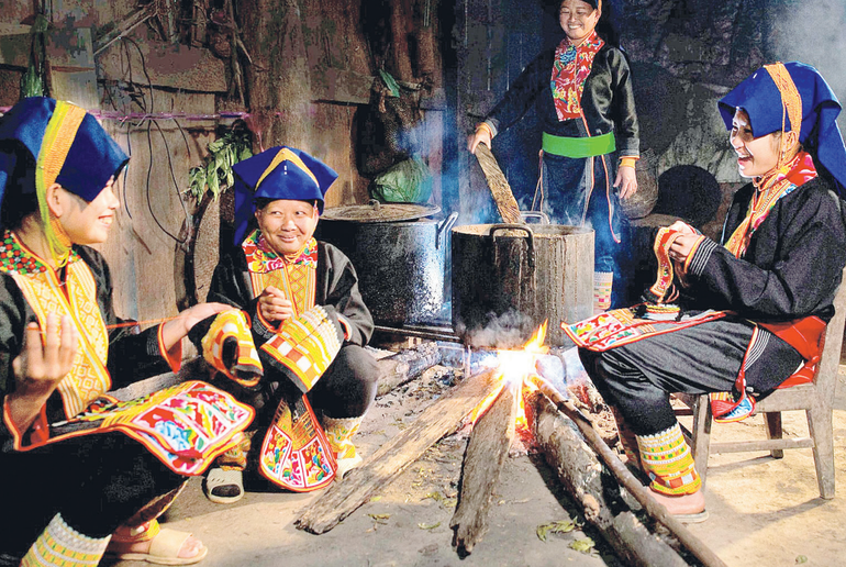 Ngày chăm chỉ trên nương, ngoài ruộng đồng, tối về chị em quây quần bên bếp lửa hồng thêu thùa thổ cẩm. 2025-07-15-22h46-03.png