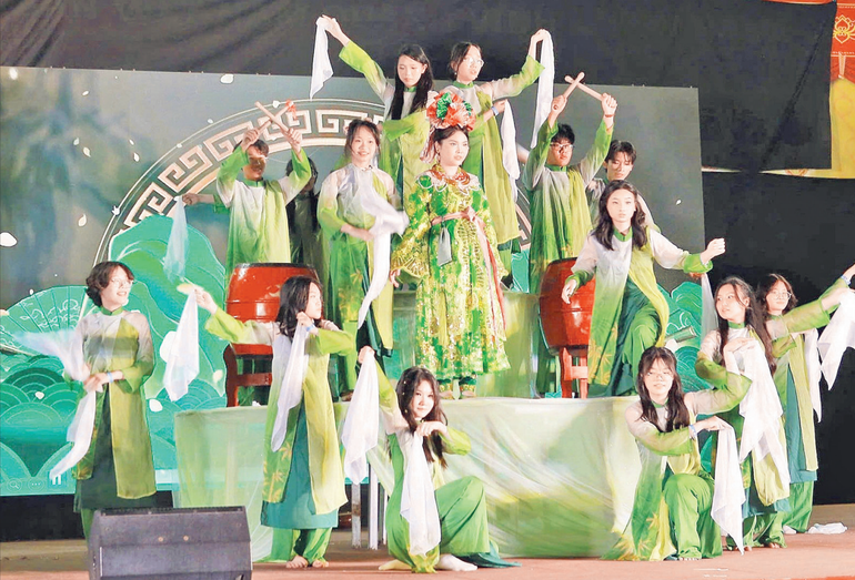 Tiết mục văn nghệ do học sinh Trường THPT chuyên Nguyễn Trãi biểu diễn tại dạ hội văn hóa “Sắc màu Pháp ngữ”. 2025-07-15-21h55-40.png