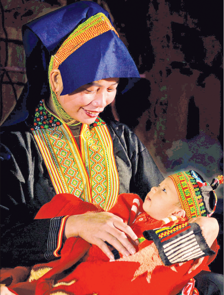 Trang phục của hai mẹ con người Dao Thanh Phán. 2025-07-15-22h44-33.png