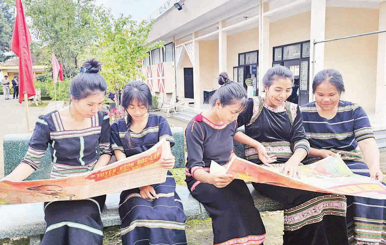 Học sinh đồng bào dân tộc thiểu số Lâm Đồng trong ngày khai giảng khi được tặng phụ san đặc biệt của Báo Nhân Dân. 2025-09-11-23h41-43.png