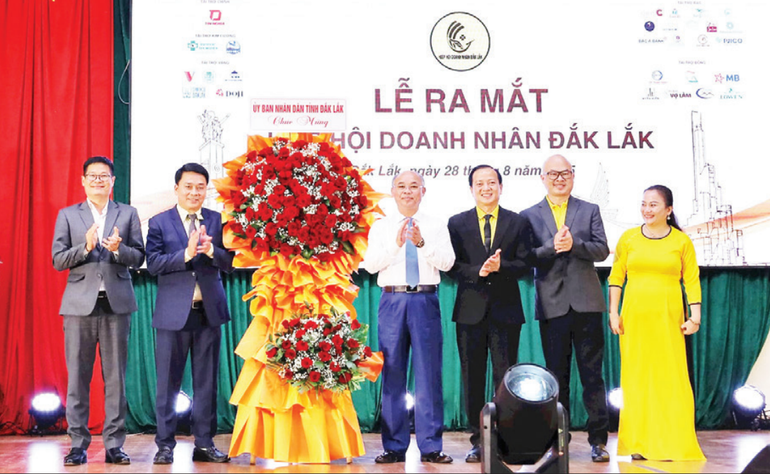 Lãnh đạo tỉnh Đắk Lắk tặng hoa chúc mừng Hiệp hội Doanh nghiệp tỉnh. 2025-09-11-22h19-49.png