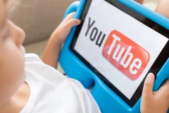 [Video] Australia cấm trẻ em xem YouTube