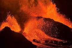 [Video] Khoảnh khắc núi lửa hoạt động mạnh nhất thế giới phun trào trở lại tại Hawaii