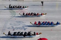 [Video] Sôi động giải đua thuyền rồng trên băng ở Tân Cương, Trung Quốc