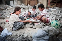 [Video] Trẻ em Dải Gaza gánh trách nhiệm mưu sinh hậu xung đột 