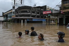[Video] Hơn 1.000 người thiệt mạng và mất tích do mưa lũ liên tiếp khắp châu Á