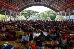 [Video] Thái Lan – Campuchia sơ tán hàng trăm trường học, mở rộng vùng cấm bay