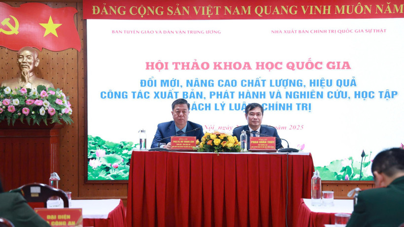 Phó Trưởng Ban Tuyên giáo và Dân vận Trung ương Phan Xuân Thủy và Giám đốc, Tổng Biên tập Nhà xuất bản Chính trị quốc gia Sự thật Vũ Trọng Lâm chủ trì Hội thảo.