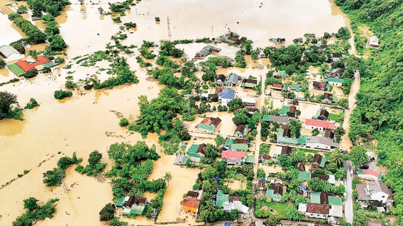 Thành phố Hà Nội hỗ trợ tỉnh Nghệ An 5 tỷ đồng để khắc phục hậu quả mưa lũ. (Ảnh: TRUNG HIẾU-ĐÌNH PHƯỢNG)