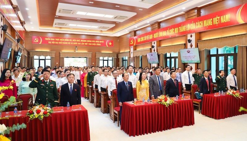 Các đại biểu thực hiện nghi thức chào cờ.