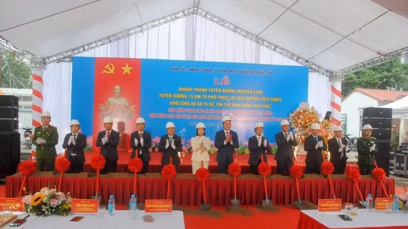 Các đại biểu thực hiện nghi thức khởi công dự án "Tu bổ, tôn tạo di tích lịch sử đình Ngoài Mai Phúc".