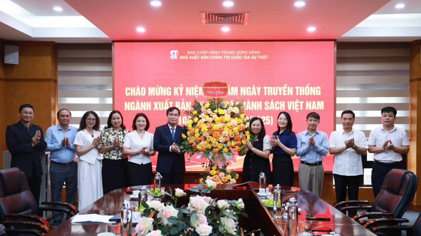 Đồng chí Phan Xuân Thủy, Phó Trưởng Ban Tuyên giáo và Dân vận Trung ương chúc mừng tập thể cán bộ, viên chức và người lao động Nhà xuất bản Chính trị quốc gia Sự thật nhân dịp kỷ niệm 73 năm Ngày truyền thống ngành Xuất bản, In và Phát hành sách Việt Nam.