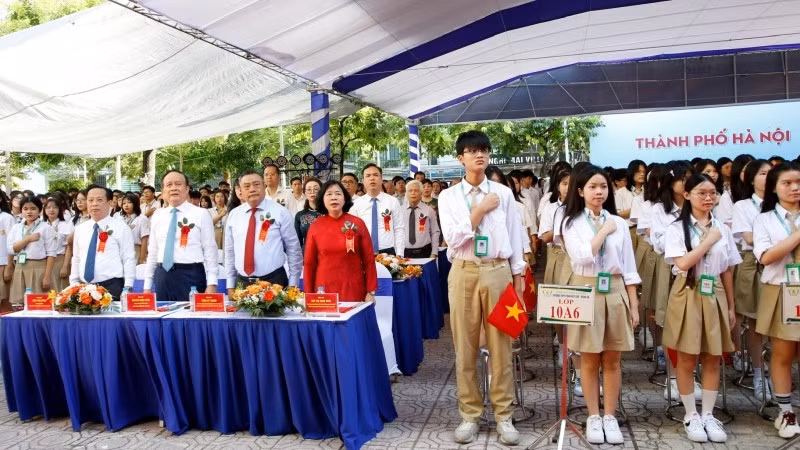 Các đại biểu và học sinh trường THPT Phan Huy Chú làm lễ chào cờ.