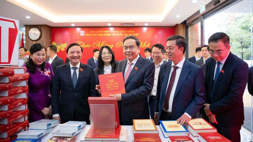 Chủ tịch Quốc hội Trần Thanh Mẫn và các đại biểu thăm gian trưng bày các ấn phẩm của Nhà xuất bản Chính trị quốc gia Sự thật nhân Lễ giới thiệu bộ sách luật được thông qua tại Kỳ họp thứ 10, Quốc hội khóa XV tổ chức tại Nhà xuất bản, ngày 24/2/2026.