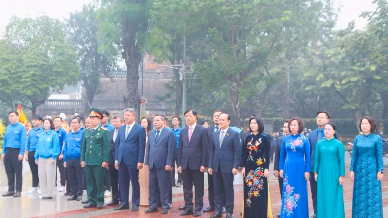 Đoàn đại biểu thành phố Hà Nội dâng hoa tại Tượng đài V.I.Lênin tại phường Ba Đình, Hà Nội.