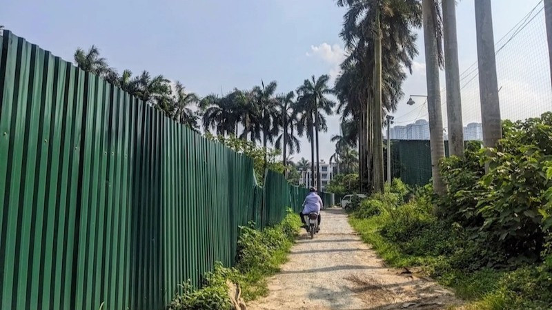 Khu vực hai doanh nghiệp đang quản lý bị quây rào tôn, gây khó khăn cho sản xuất kinh doanh.