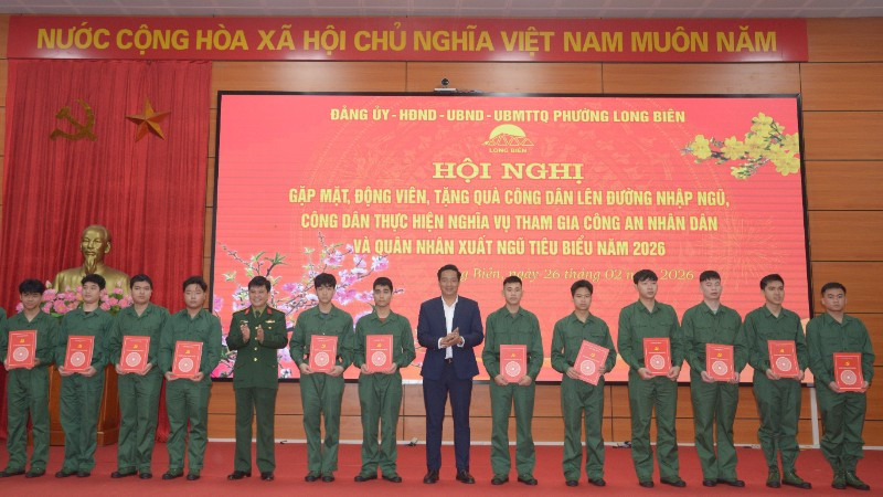 Lãnh đạo phường Long Biên tặng sổ tiết kiệm cho các tân binh. (ảnh: Minh Phúc).