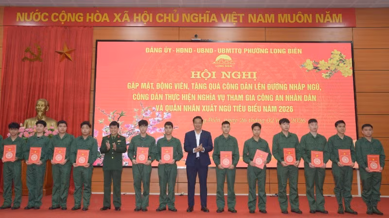 Lãnh đạo phường Long Biên tặng sổ tiết kiệm cho các tân binh. (ảnh: Minh Phúc).