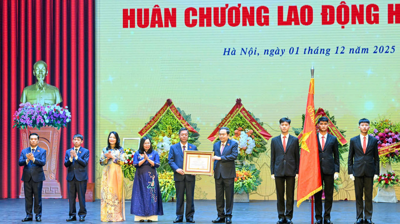 Thay mặt Lãnh đạo Đảng và Nhà nước, Chủ tịch Quốc hội Trần Thanh Mẫn trao tặng Huân chương Lao động hạng Nhất cho Nhà xuất bản Chính trị quốc gia Sự thật. (Ảnh: DUY LINH)
